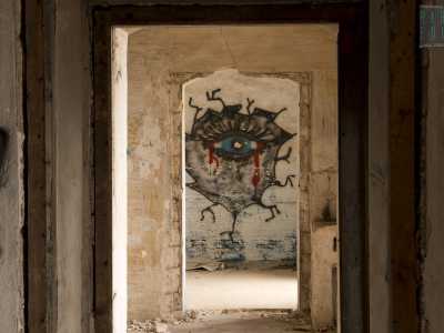 ...alcune delle quali dominati da immancabili colorati murales